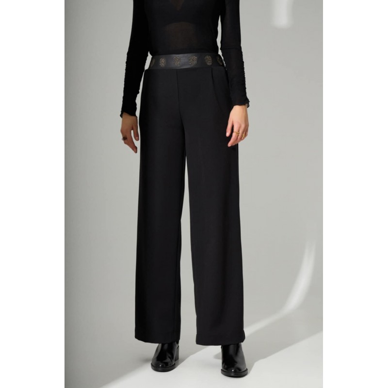 Μαύρο παντελόνι με δερμάτινη ζώνη και χρυσά μοτίβα - 1