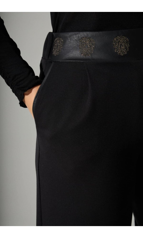 Μαύρο παντελόνι με δερμάτινη ζώνη και χρυσά μοτίβα - 2