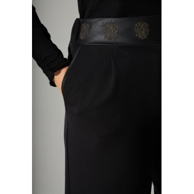 Μαύρο παντελόνι με δερμάτινη ζώνη και χρυσά μοτίβα - 2